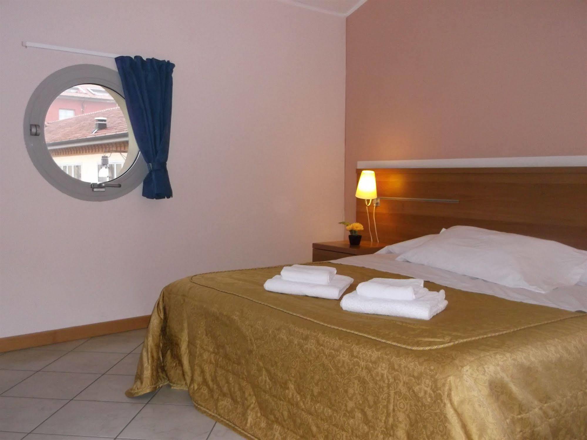 Albergo Meuble Abatjour Mantua Exterior foto